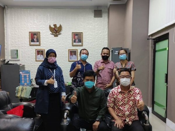Mengunjungi instansi pemerintah Indonesia